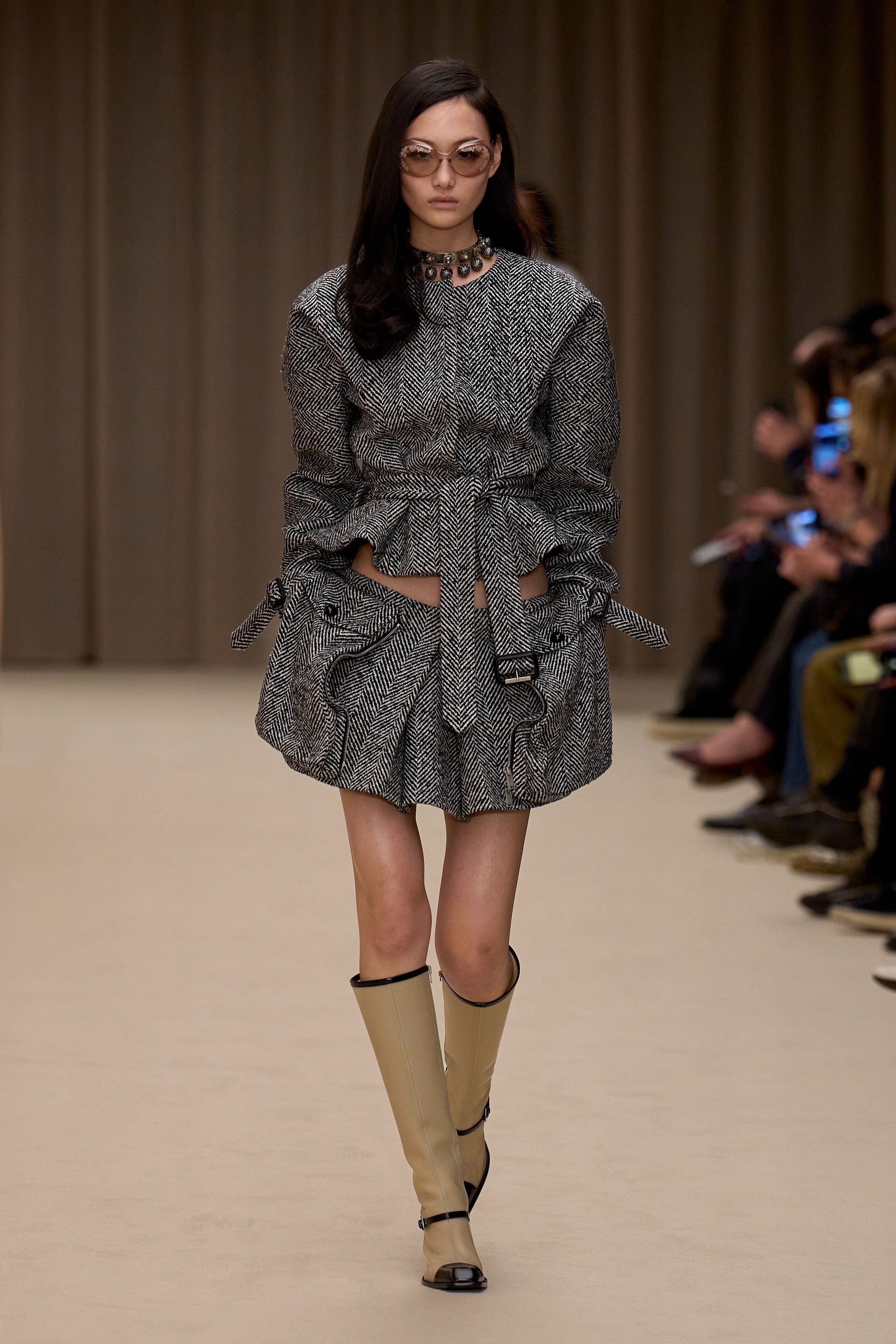 McQueen 本季延续品牌标志性的暗黑浪漫：收腰短裙套装、雕塑感肩线、精致刺绣礼服与戏剧化斗篷让整场秀充满哥特式戏剧张力。细腻蕾丝、金属光泽和建筑般轮廓塑造出强烈女性力量，同时保留麦昆一贯的浪漫与神秘-顽石频道趋势研究